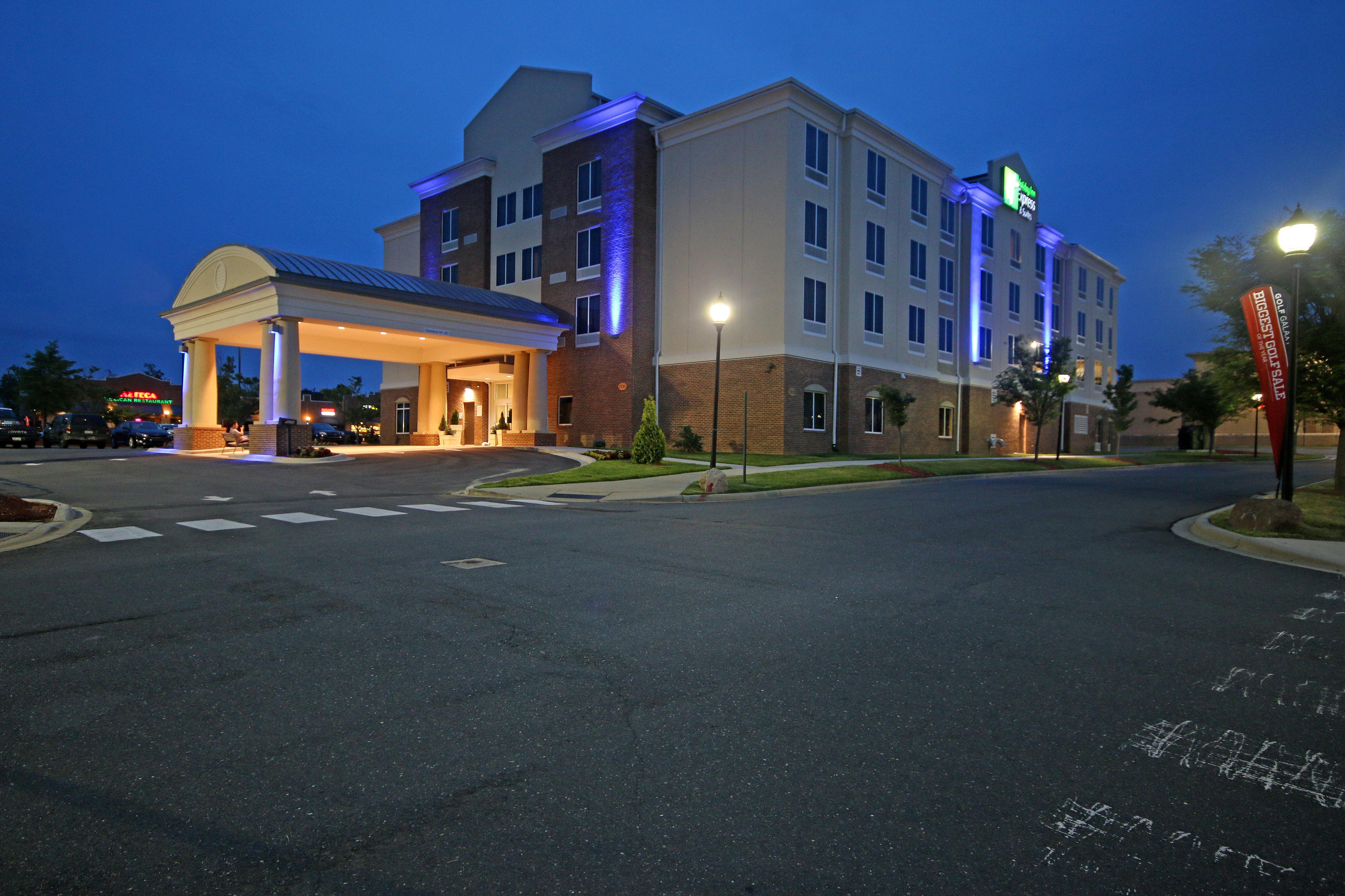 Holiday Inn Express & Suites Charlotte North, An Ihg Hotel Екстер'єр фото